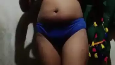 Desi Girl Shows Her Boobs and Pussy