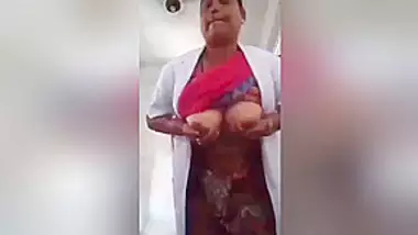 Horny Bhabhi Shows Her Boobs And Pussy