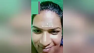 Today Exclusive- Sexy Desi Bhabhi Showing Her Boobs And Pussy On Video Call