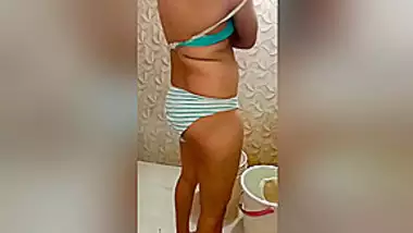 Today Exclusive- Desi Bhabhi Strip Her Cloths And Ready For Bathing Part 2