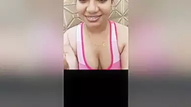 Desi Bhabhi Showing Boobs