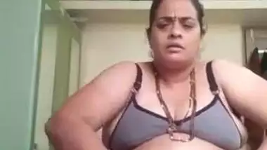 Curvy aunty tempts Desi watchers of her masturbation XXX home show