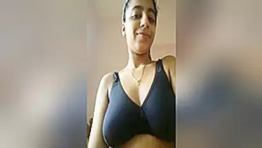 Exclusive- Sexy Look Desi Girl Showing Her Boobs And Wet Pussy