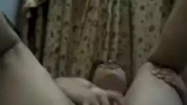 Horny Paki Girl Masturbating