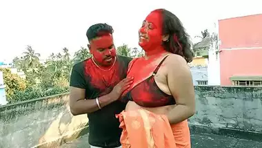 होली खेली दो भाभियों की चूत के साथ