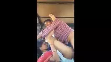 राजस्थानी साली को जीप में चोदा