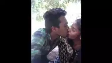 बंगाली कपल की पार्क में किसिंग