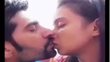 हनीमून पर किस करते हुए कपल को डिस्टर्ब किया होटल वाले ने