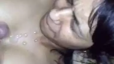 लड़की को चोदकर उसके मुंह पर वीर्य का फव्वारा