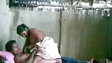 जासूसी देसी भारतीय नौकरानी उसके बॉय फ्रेंड के साथ
