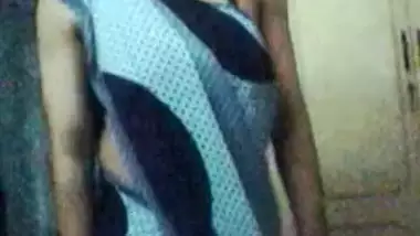 Aunty In Sleeveless Saree.