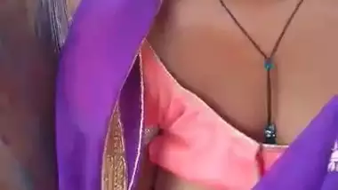 Bhabhi in park with lover, he playing with her boob