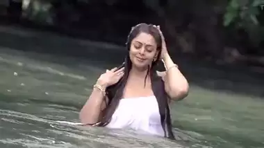 Huge Boob HOUSEWIFE Nagma Bathing Scene