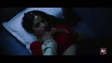 Aparna Bajpai as Desi Dulhan