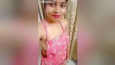 Today Exclusive -desi Riya Bhabhi Shows Her Boobs