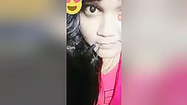 Exclusive- Cute Look Desi Girl Showing Her Boobs And Pussy On Video Call