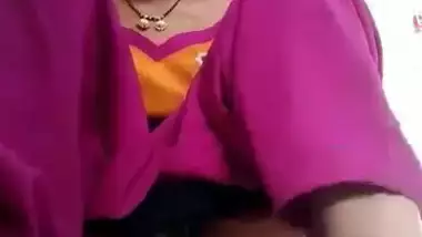 Desi Bhabhi Shows her Pussy