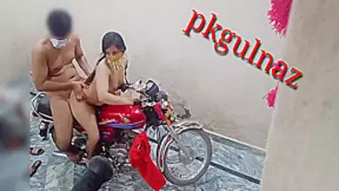 Desi Stepister Ki Bike Par Chudai