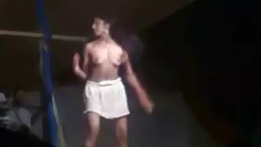 भारतीय मूवी वीडियो लड़की पट्टी नृत्य शो में