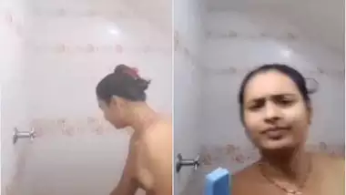 Cute Bhabhi shows hot body during bath