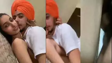 Slim Punjabi girl sex with college lover MMS