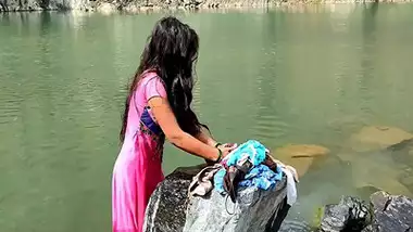 Man seduces a girl on the pond and fucks her pussy