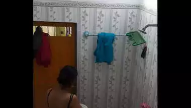 Sexy NRI Bhabhi bathing desi