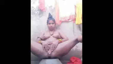 Desi bhabhi having bath