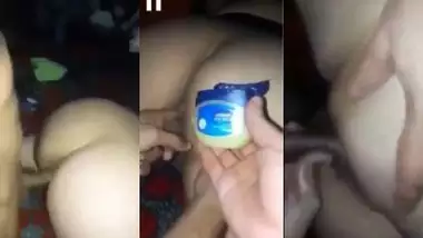 Men use Vaseline to drill an aunty’s ass in Tamil aunty sex