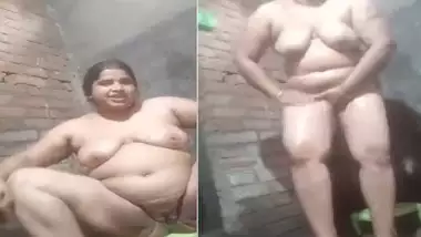 Busty Bengali bhabhi viral nude bath video