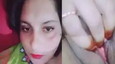 Rajasthani sex slut showing naked body parts