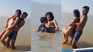 A young fisherman fucks his naked GF in the ocean