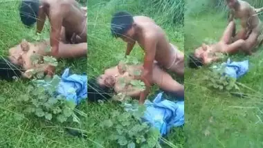 Outdoor Indian sex video of a whore with a college group