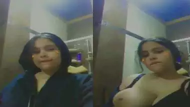 Pakistani girl in Gulf showing round big boobs