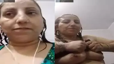 Mature MILF aunty shower nude bath video call