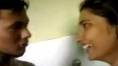 College couple?s desi sex video from their bathroom