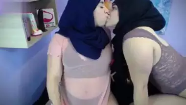 Two hijabi girls’ lesbian webcam show in Pakistani sex